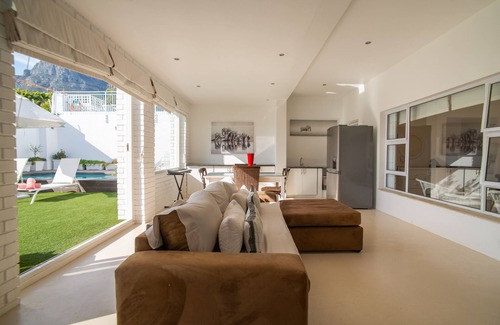 Camps Bay Villa | Villa de 3 dormitorios con piscina, jardín y vistas panorámicas de Table Mountain y el mar.