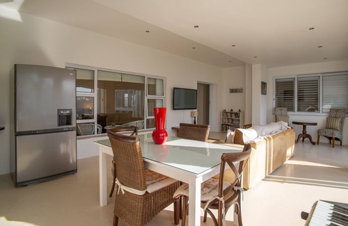 Camps Bay Villa | Villa de 3 dormitorios con piscina, jardín y vistas panorámicas de Table Mountain y el mar.