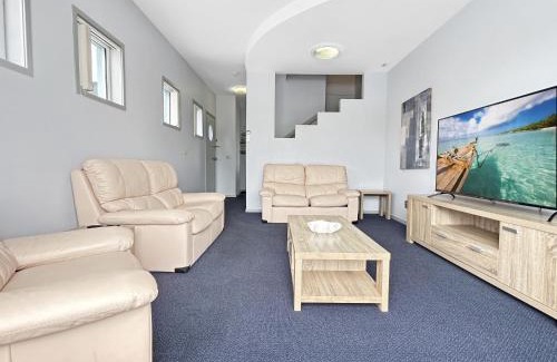 Batemans Bay Casa | 3-Bed with Alfresco Dining & Pool in Batemans Bay
