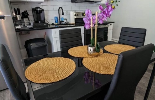 Primos Secane Apartamento | Luxury 3-bedroom house with parking WiFi, AC in fabulous Philadelphia.