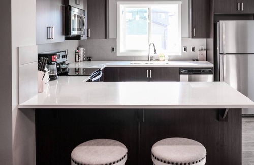 Cochrane Casa | 3 Bedroom 2.5 Bath Near Canmore, Banff & Calgary Airport Pet Friendly
