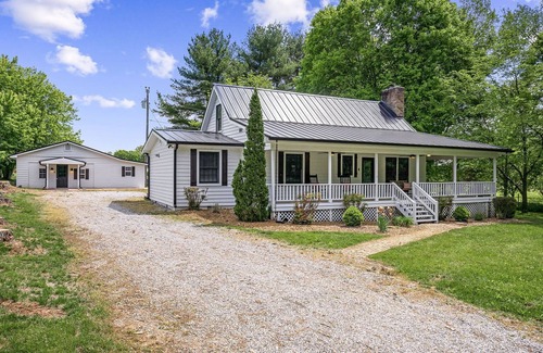 McMinnville Casa | 3 bedroom, 2.5 bath house close to local entertainment.
