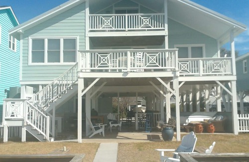 Ocean Isle Beach Cabaña | Hermosa cabaña con muelle y paseo rápido a la playa / restaurantes