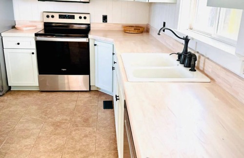 Kitty Hawk Cabaña | 3-bedroom 2 bath cottage-Walk to beach or golf Course.Hot Tub and outside shower