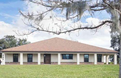 Kissimmee Casa | 3 bedroom 2 bath house with pool in terrific Kissimmee on 5 acre property.