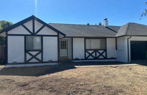 Larkfield-Wikiup Casa | 3 bedroom, 2 bath house in Santa Rosa