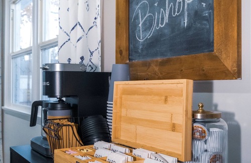 Bishop Casa | 3 bedroom 2 bath private house,walkable to restaurants, shops, and breweries.