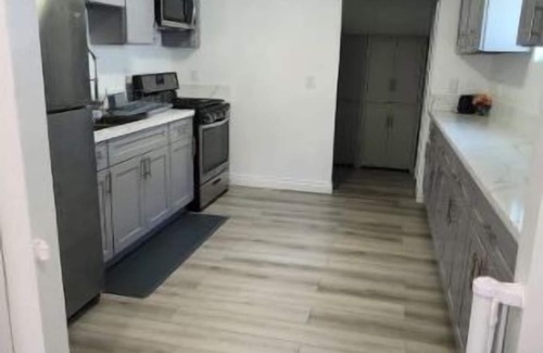 Central San Pedro Casa | 3 BEDROOM, 2 BATHROOM GATED HOME WITH 3 PARKING SPOTS