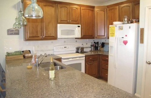 Lewes Condominio | 3 Bedroom, 2 Bathroom Lewes Condo with Pool: Walking distance to Nassau Vineyard
