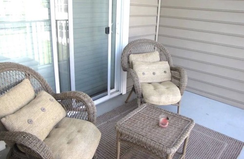 Lewes Condominio | 3 Bedroom, 2 Bathroom Lewes Condo with Pool: Walking distance to Nassau Vineyard