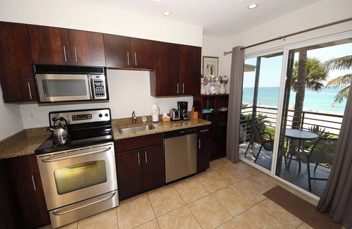 Longboat Key Condominio | 3-bedroom, 3 bath condo in beautiful Longboat Key. Beachfront views w/ pool.