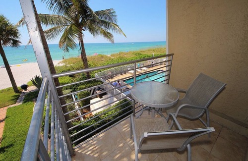 Longboat Key Condominio | 3-bedroom, 3 bath condo in beautiful Longboat Key. Beachfront views w/ pool.