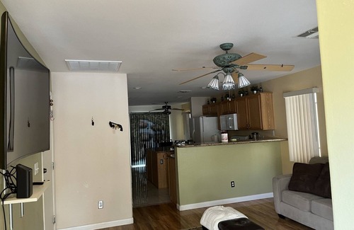 Sunrise Manor Casa | 3 bedroom 4beds 2.5 bath 10 min to Downtown 15 to Strip!
