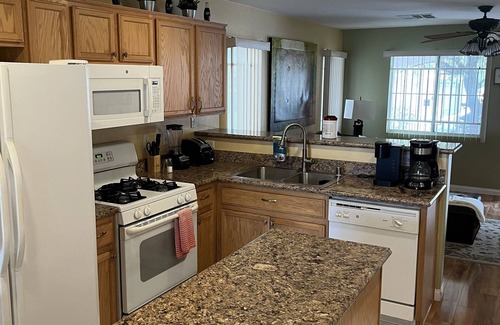Sunrise Manor Casa | 3 bedroom 4beds 2.5 bath 10 min to Downtown 15 to Strip!