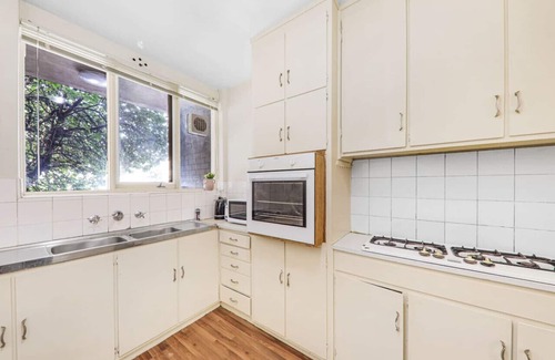 St. Kilda East Apartamento | 3 Bedroom 60s Retro by Alma Park