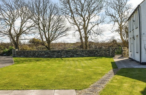 Llanddeusant Cabaña | A detached picture-perfect cottage, only 1½ miles from the quaint village of Cemaes.