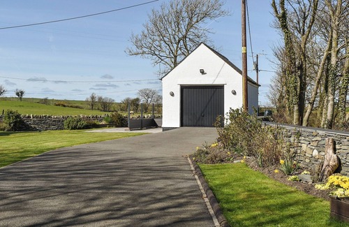 Llanddeusant Cabaña | A detached picture-perfect cottage, only 1½ miles from the quaint village of Cemaes.