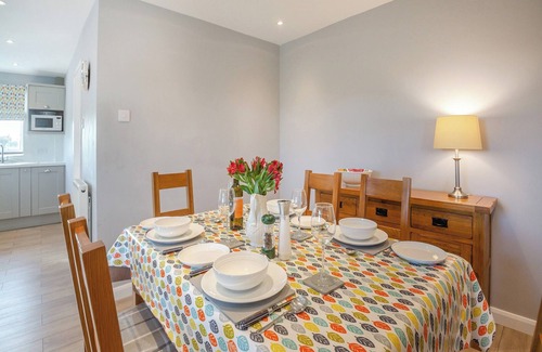 Llanfachraeth Cabaña | Situated with surrounding countryside views in a peaceful area, a welcoming cottage awaits.