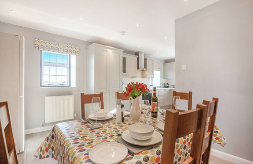 Llanfachraeth Cabaña | Situated with surrounding countryside views in a peaceful area, a welcoming cottage awaits.