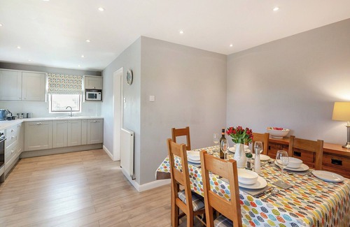 Llanfachraeth Cabaña | Situated with surrounding countryside views in a peaceful area, a welcoming cottage awaits.