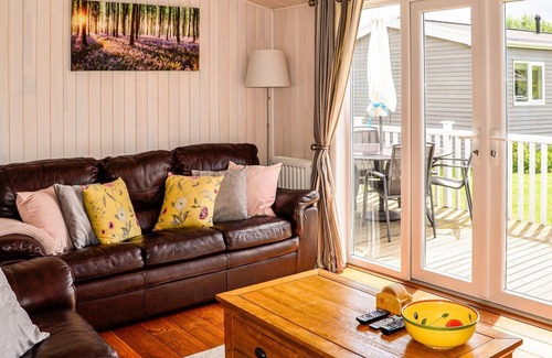 Hundall Cabaña | 3 bedroom accommodation in Mercia Marina, Willington