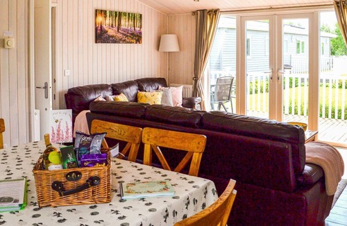 Hundall Cabaña | 3 bedroom accommodation in Mercia Marina, Willington