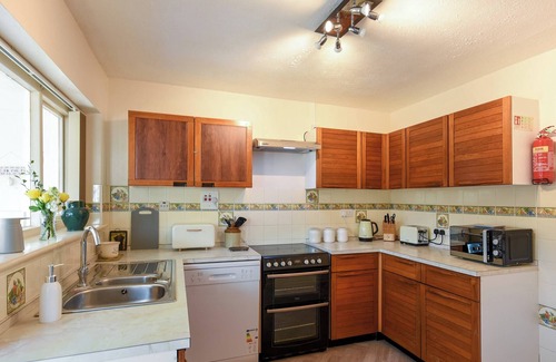 Bryn-crug Cabaña | A cosy house bursting with character, situated in the charming Gwynedd village of Bryncrug.