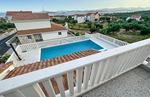 Stankovici Casa | Impresionante casa de 3 dormitorios en.