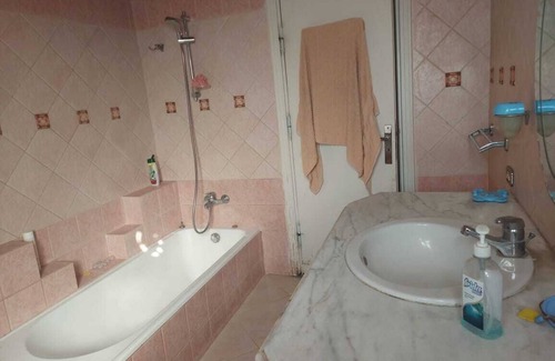 Al-Khalifa Apartamento | 3-bedroom apartment in cool Cairo Governorate with WiFi, AC