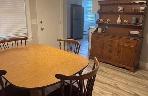 North Providence Apartamento | 3-bedroom apartment in peaceful North Providence with WiFi