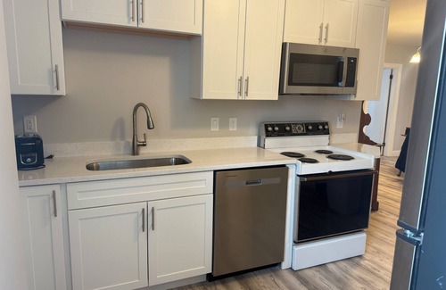 North Providence Apartamento | 3-bedroom apartment in peaceful North Providence with WiFi
