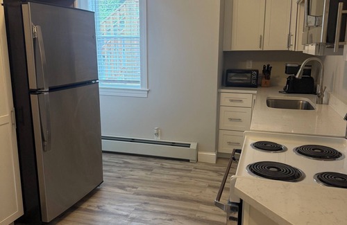 North Providence Apartamento | 3-bedroom apartment in peaceful North Providence with WiFi