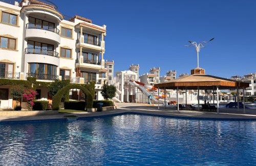Ras Nasrani Apartamento | 3-Bedroom Apartment on the Ground Floor with Pool View, Personal Garden Area, Backyard, and Free Beach Access in Sharm Hills Resort