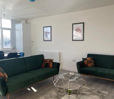 Flitwick Apartamento | 3 Bedroom Apartment - Flitwick - Contractor Friendly - Tourist Ready - Full Kitchen - WiFi - Smart TV - Sofa Bed - FREE Parking - Ideal for Short or Long Stays