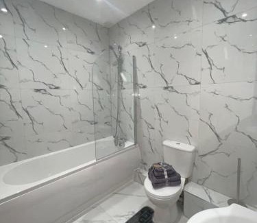 Flitwick Apartamento | 3 Bedroom Apartment - Flitwick - Contractor Friendly - Tourist Ready - Full Kitchen - WiFi - Smart TV - Sofa Bed - FREE Parking - Ideal for Short or Long Stays
