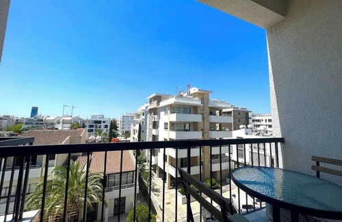 Nicosia Apartamento | 3-bedroom apartment in lovely Strovolos with AC, WiFi