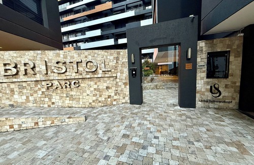 Financial District Apartamento | 3-bedroom apartment in Quito prime location, stylish design & top-tier amenities