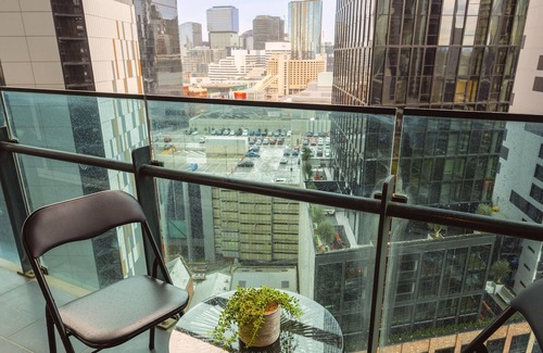 Southbank Apartamento | 3-Bedroom Apartment near Crown Casino & Eureka Tower, with Parking, Gym, & Pool