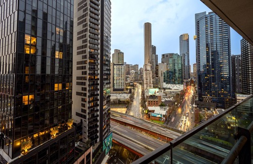 Southbank Apartamento | 3-Bedroom Apartment near Crown Casino & Eureka Tower, with Parking, Gym, & Pool