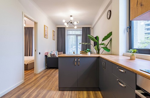 Tbilisi Apartamento | 3-bedroom apt., AC WiFi full kitchen, 2 min. walk from Metro, up to 8people