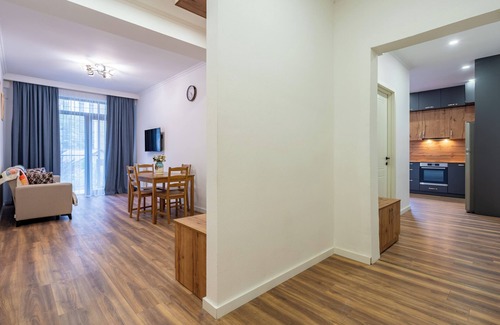 Tbilisi Apartamento | 3-bedroom apt., AC WiFi full kitchen, 2 min. walk from Metro, up to 8people