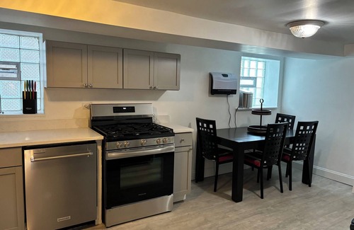 Cragin Apartamento | 3-bedroom apt .on North Side! Great location between downtown and the airport.
