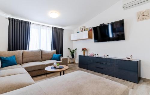 Solin Apartamento | 3 Bedroom Beautiful Apartment In Solin