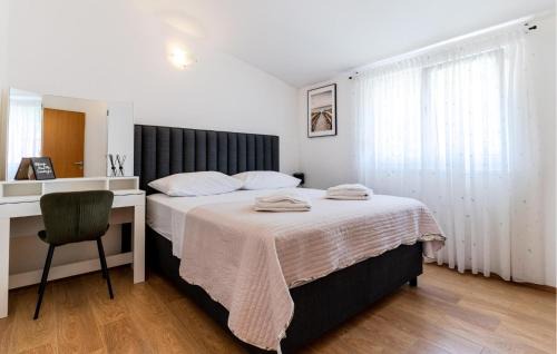 Solin Apartamento | 3 Bedroom Beautiful Apartment In Solin