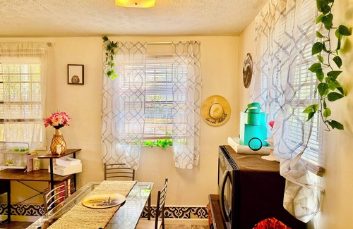 Urban Core Casa | 3-bedroom bungalow in fabulous downtown Springfield area in JAX FL- WiFi, AC