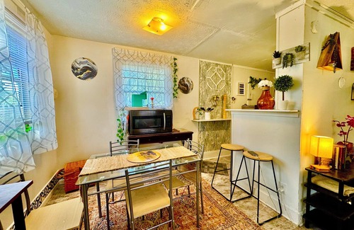Urban Core Casa | 3-bedroom bungalow in fabulous downtown Springfield area in JAX FL- WiFi, AC