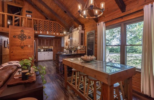 Valley View Cabina | 3-bedroom cabin in wonderful Valley View with hot tub! Sleeps 6!