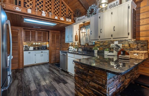 Valley View Cabina | 3-bedroom cabin in wonderful Valley View with hot tub! Sleeps 6!