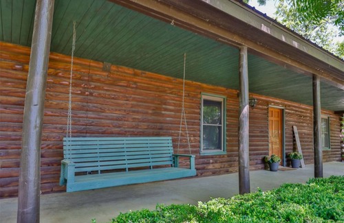 Valley View Cabina | 3-bedroom cabin in wonderful Valley View with hot tub! Sleeps 6!