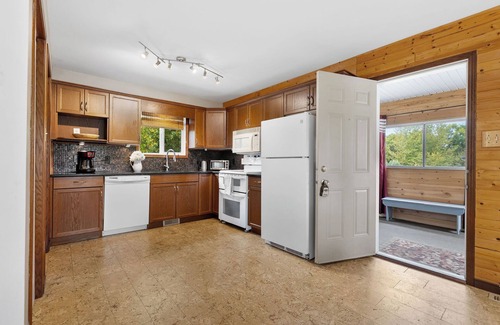 Saint Malo Casa | 3 Bedroom Cabin, minute walk from St Malo Lake, Beach & Provincial Park!